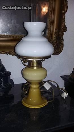 Antigo candeeiro de mesa em vidro coalhado