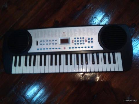 Piano electrónico, com suporte e microfone