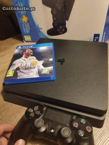 PS4 SLIM com Jogo Fifa 18 ou Mafia III Como Nova