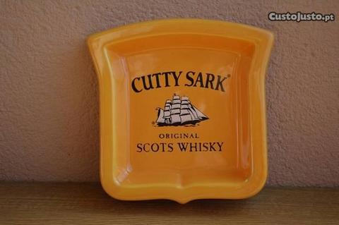 Cinzeiro grande com publicidade whisky Cutty Sark