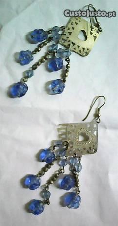 Brincos em artesanato cor prata e azul