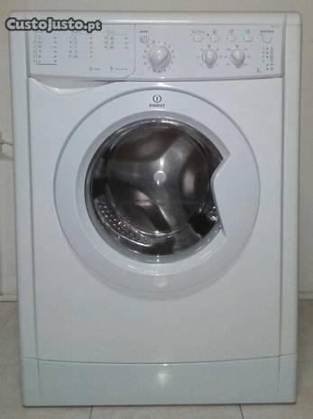 Máquina de Lavar Roupa // INDESIT // - 7Kg