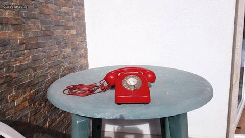 Telefone antigo encarnado de disco a funcionar