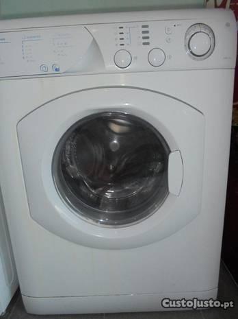Maquina lavar e seca - ARISTON / Bom estado