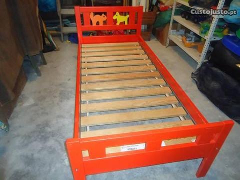 cama de criança em madeira com estrado