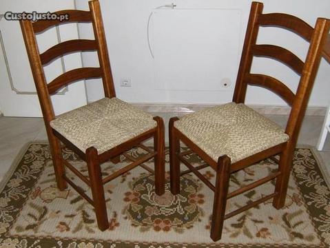Par de Cadeiras em Madeira Maciça