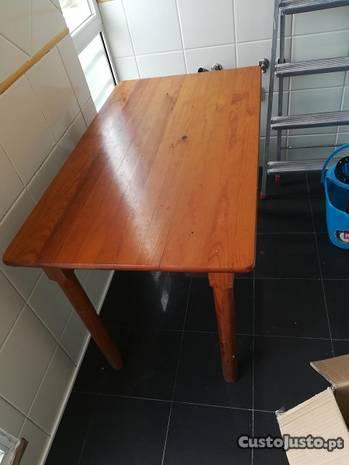 Mesa de cozinha de madeira