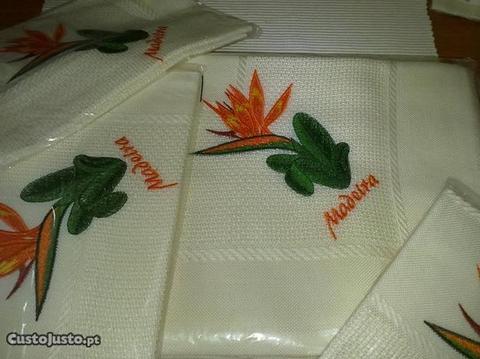 Toalha de mesa + 12 guardanapos por estrear