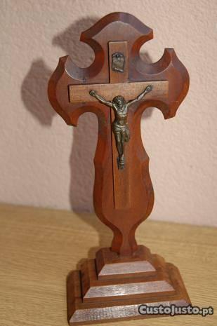 Crucifixo de pé antigo em madeira