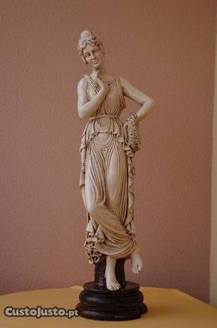 Estatua antiga Deusa grega romana pó pedra e gesso