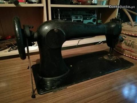 Máquina de costura antiga com mesa