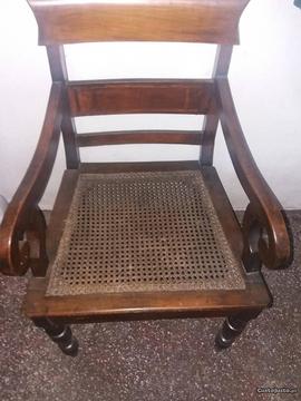Cadeira de madeira muito antiga