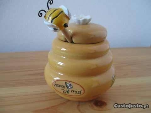 Pote para mel com formato de colmeia e abelhinha
