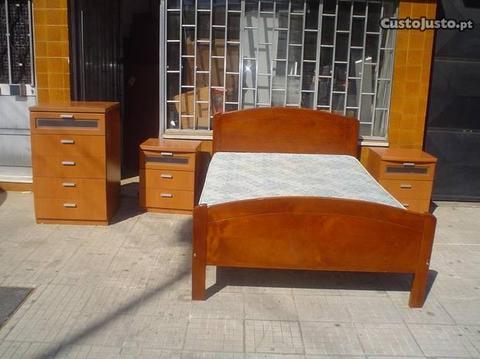 Cama, mesinhas e camiseiro
