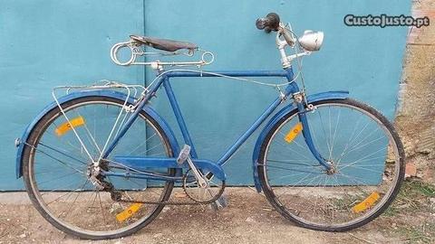 Bicicleta muito antiga, ideal para colecionadores