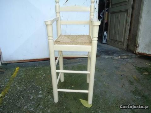 cadeira de refeição para criança em madeira