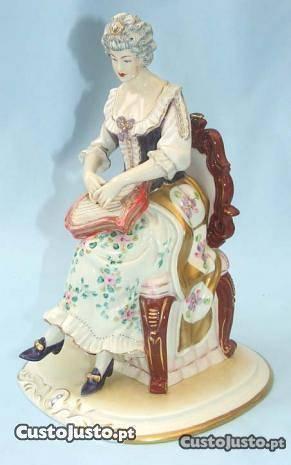 RARO-Senhora sentada em porcelana portuguesa Epoca