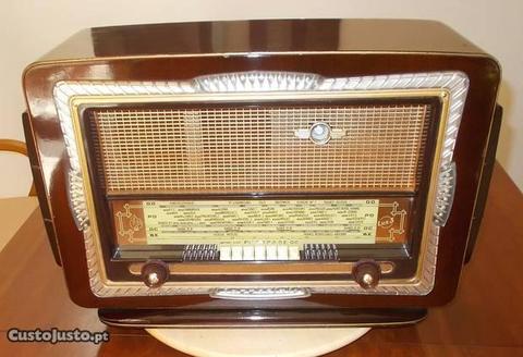 Rádio francês de 1954, a válvulas