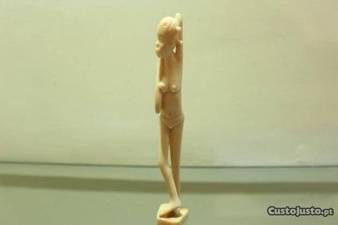 Estatueta Feminina em Marfim 14 A cm
