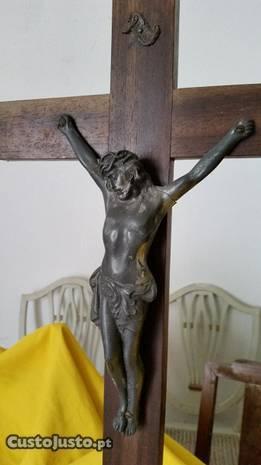 Crucifixo em metal e madeira