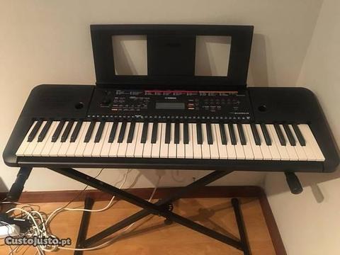 Yamaha piano com pé