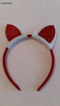 Bandolete vermelha e branca com orelhas de gato