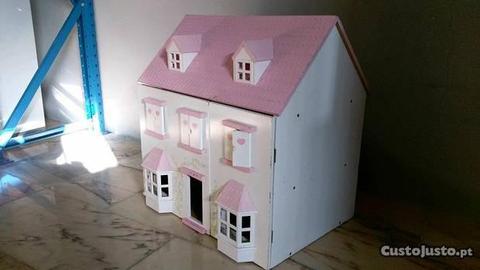 Casa pequena de bonecas