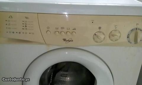 Maquina de lavar com bastante uso