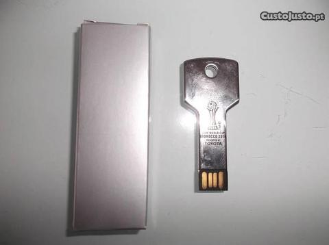 Pen drive de 8GB em forma de chave