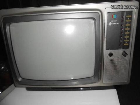 Televisão antiga a cores