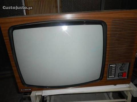 Televisão antiga a preto e branco