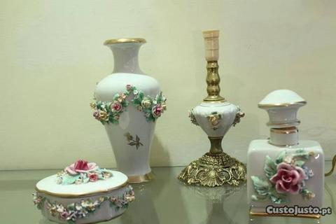 Raro Conjunto de 4 peças Porcelana Artibus Florais