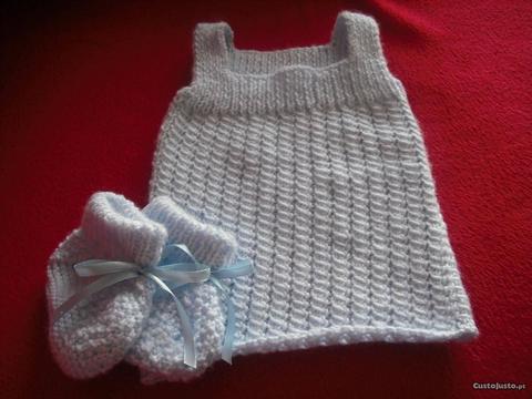 Conjunto vestido e botinhas de bebé em tricot