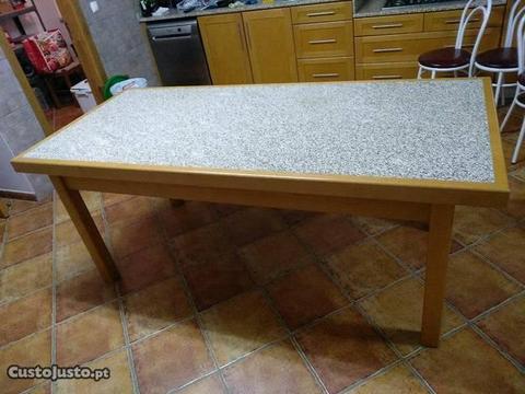 Mesa em madeira maciça faia