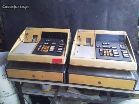 Duas máquinas registadoras antigas