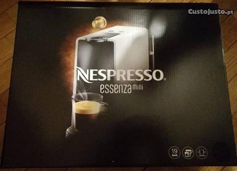 Maquina de café Nespresso essenza mini