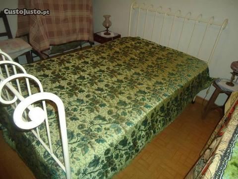 cama antiga em ferro de casal com estrado