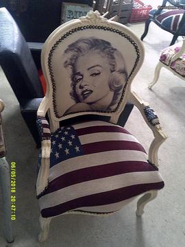 Uma cadeira com estampado da Marilyn Marron