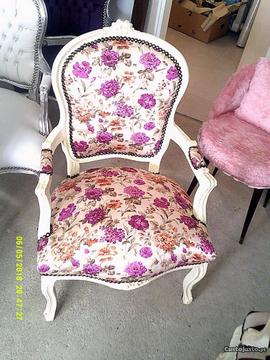 Uma cadeira com estofo as flores