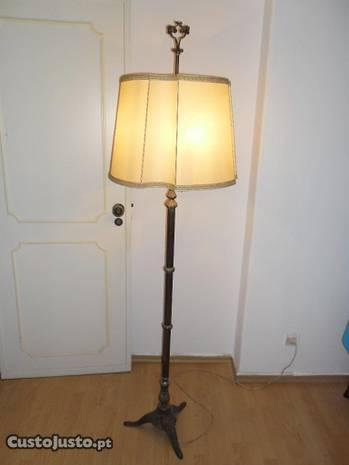 Candeeiro de pé antigo
