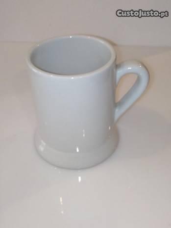 Caneca em porcelana Artibus, branca