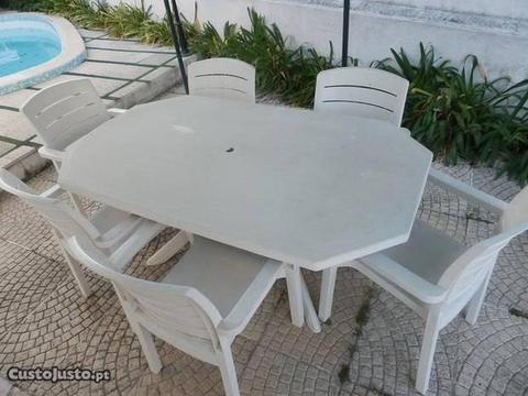 Conjunto de mesa e 6 cadeiras de côr branco