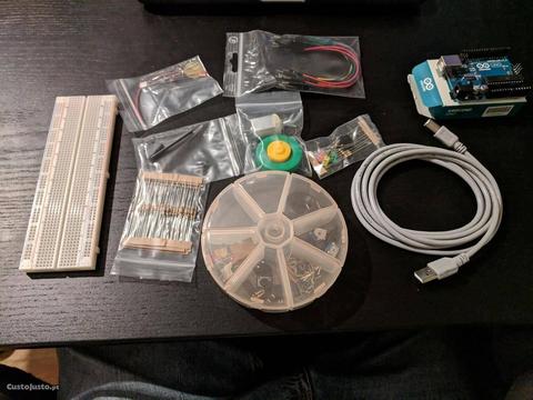 Kit Arduino UNO com algumas peças