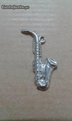 Pendende saxofone em prata