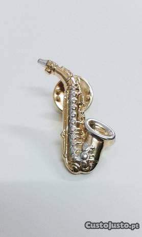 Pin saxofone