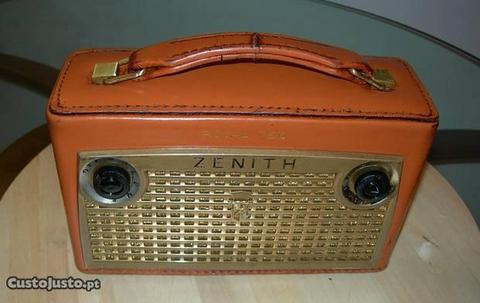 Rádio portátil antigo, de 1957
