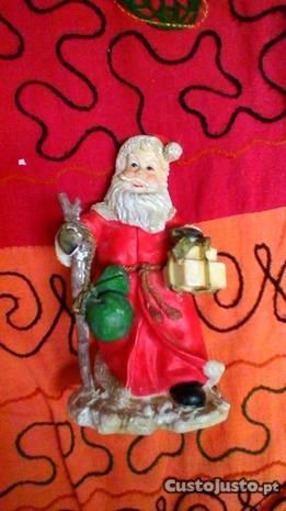 Pai Natal de pau com farnel e presente. Decoração
