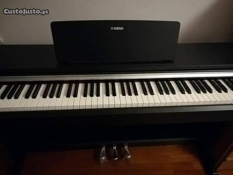 Piano Yamaha Arius