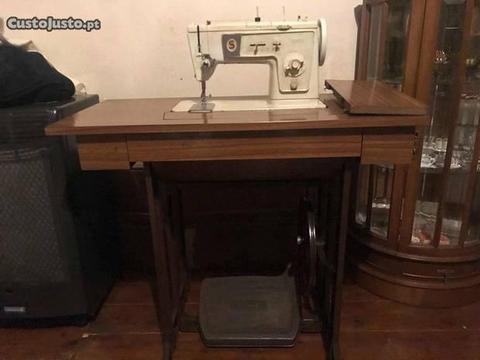 Maquina de costura Singer antiga com mesa