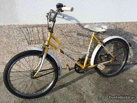 Bicicleta antiga criança